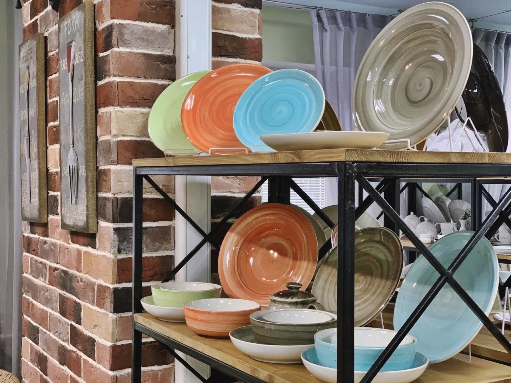 Фотографии офиса Collage цветная посуда